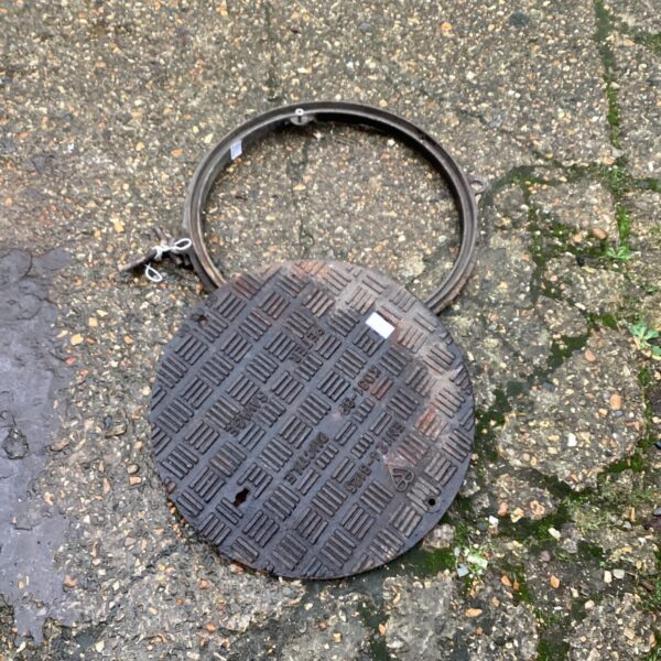 Heavy-duty cast iron KD31-39 manhole cover with geometric pattern.