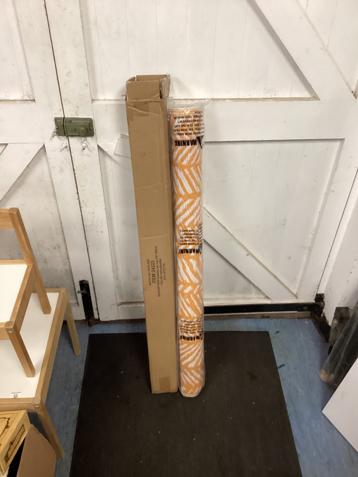 611 New & unopened yellow & white outdoor rug 120 x 180cm
