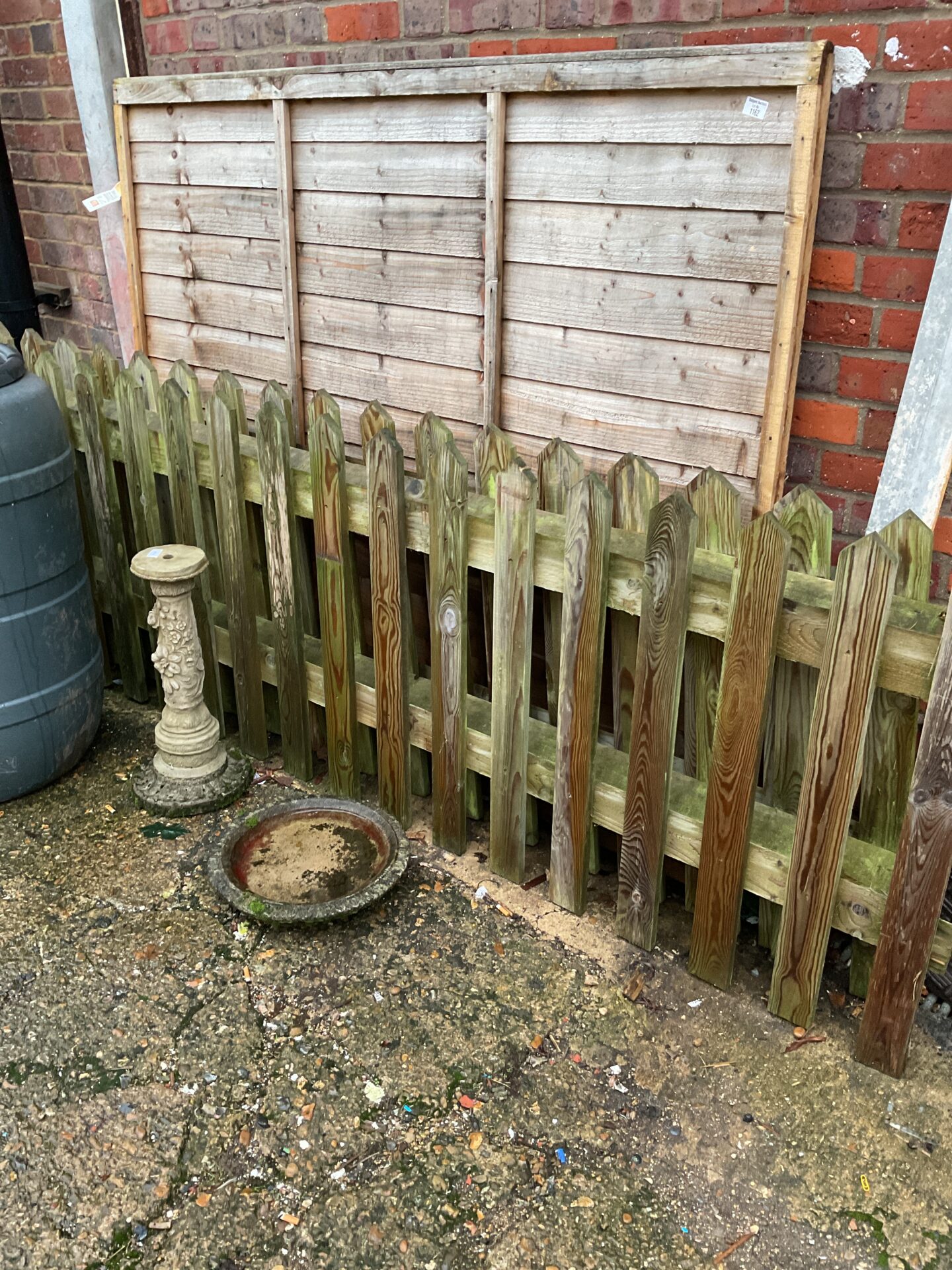 1163 30ft of wooden picket garden fencing
