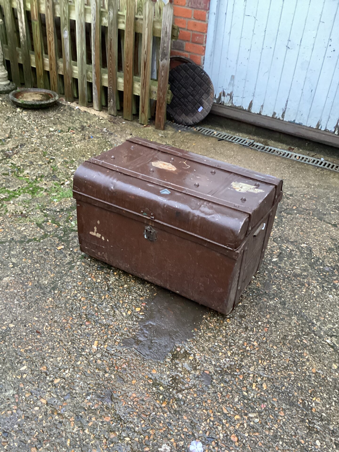 1175 Vintage metal Trunk
