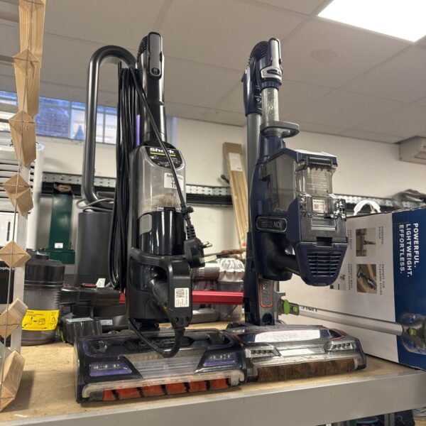 Shark DuoClean IZ400UK cordless stick vacuum cleaner on display.