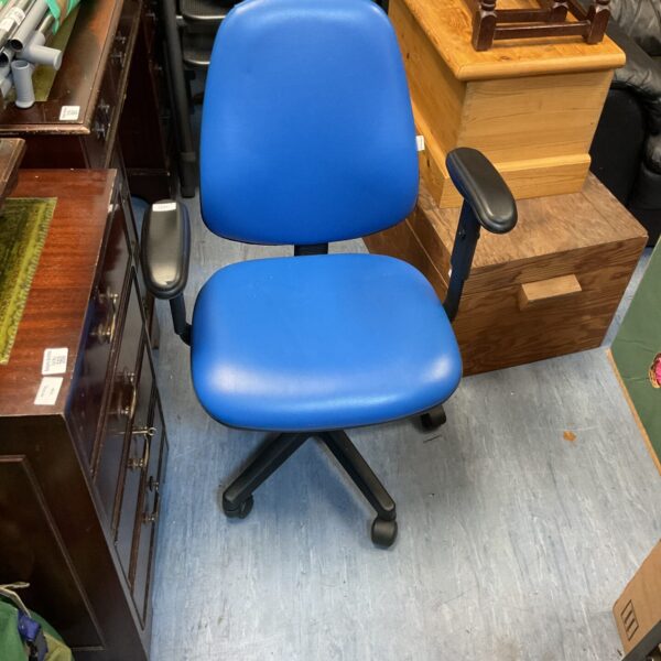 Blue spinning office chair with adjustable height and five-star base.