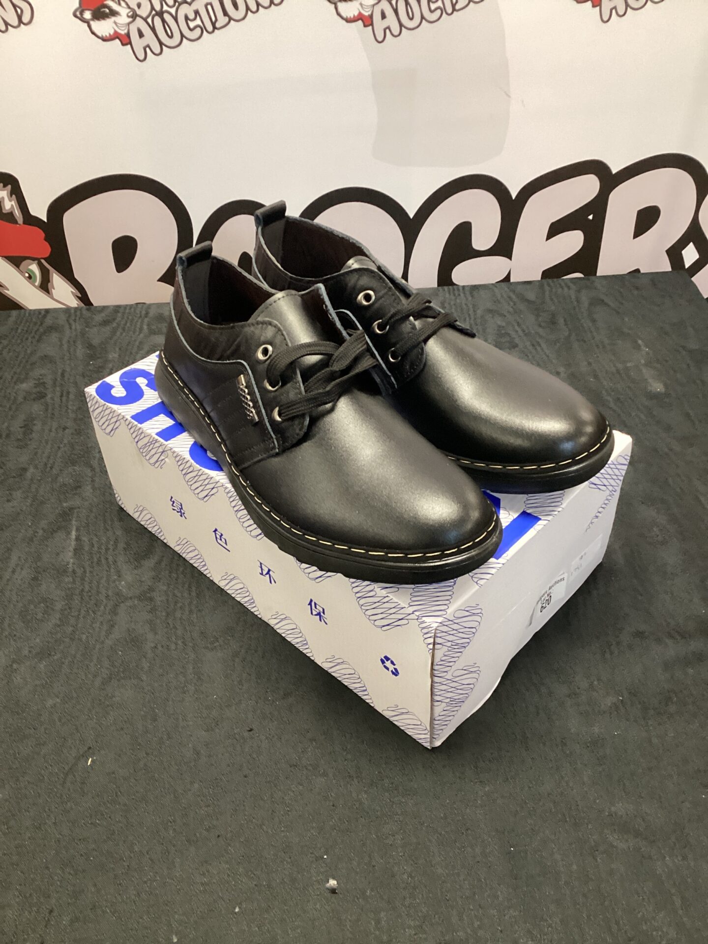 620 Pair of mens fashion shoes size 10