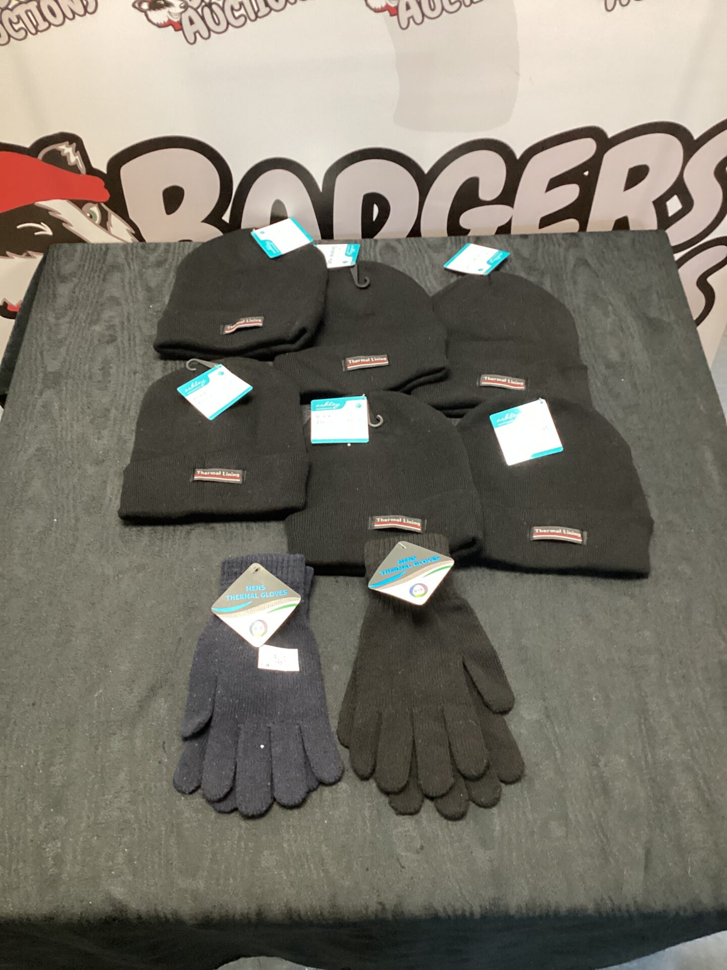 627 Six thermal lining beanie hats with two pairs of thermal gloves