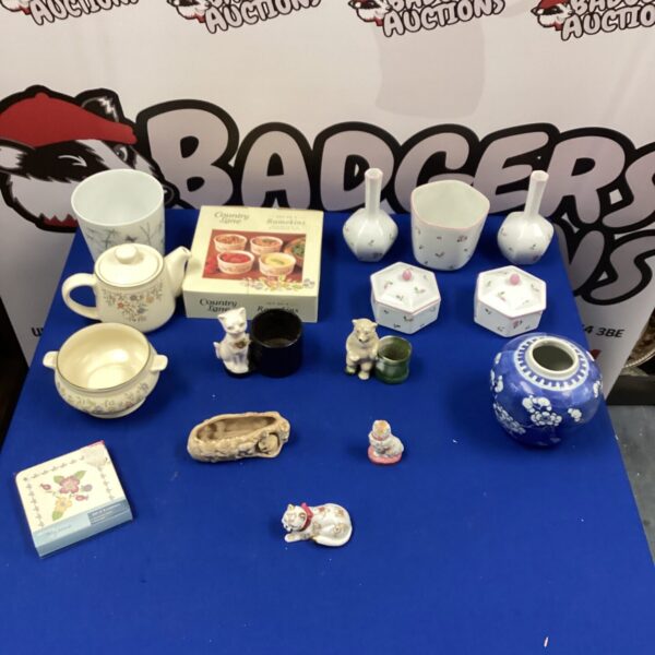 Overview of a mixed collectibles lot including a Chinese vase.