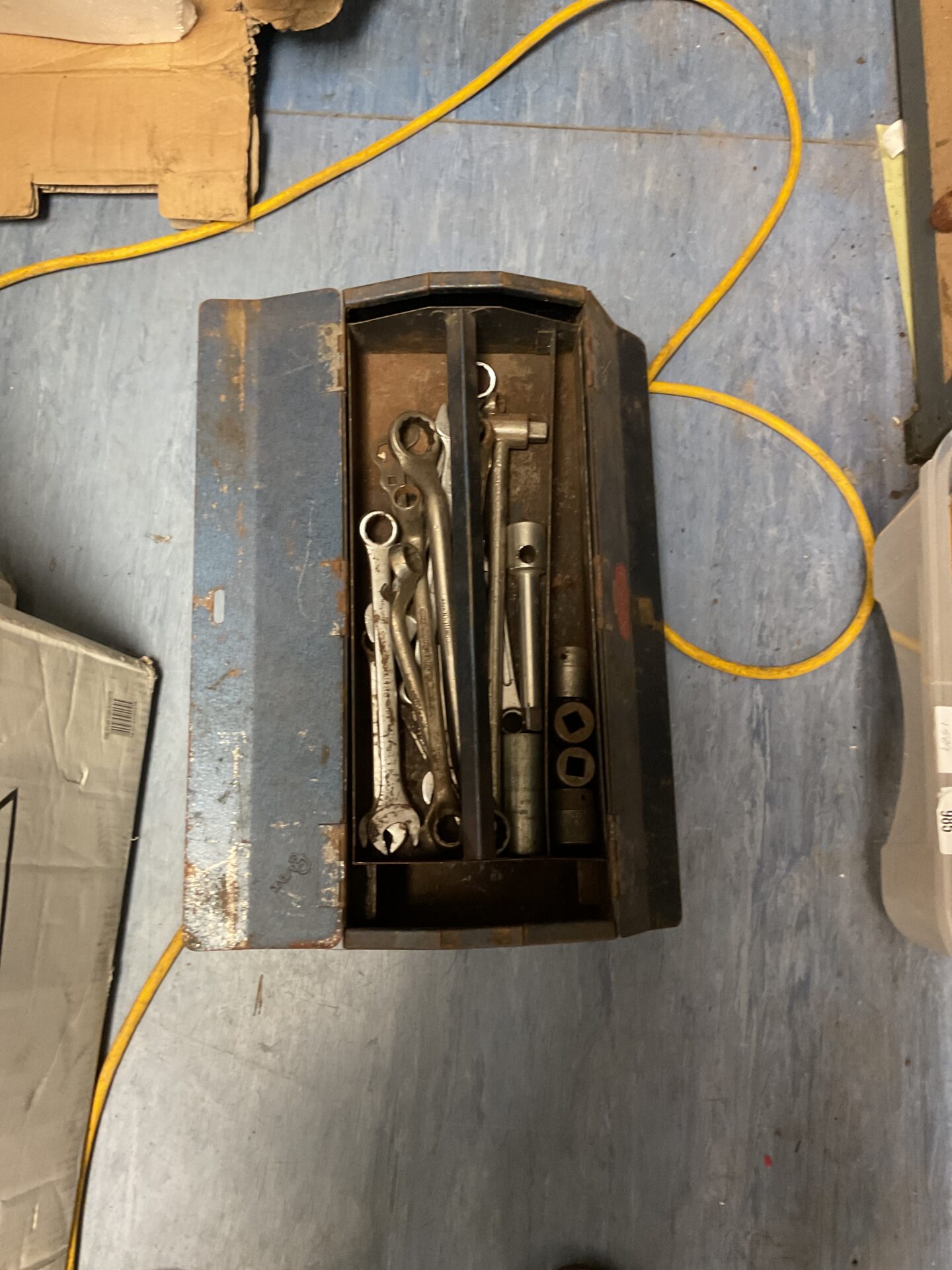 946 Metal toolbox with contents