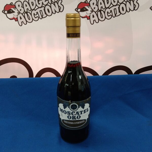 Vintage Moscatel Oro Quinquer & Ventosa bottle for collectors.