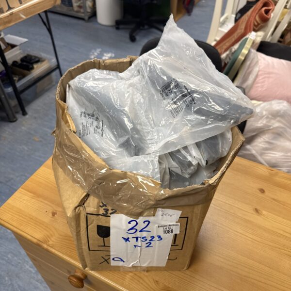 Lot of thirty-two Global Industrial shop light fittings, model xts23-2.
