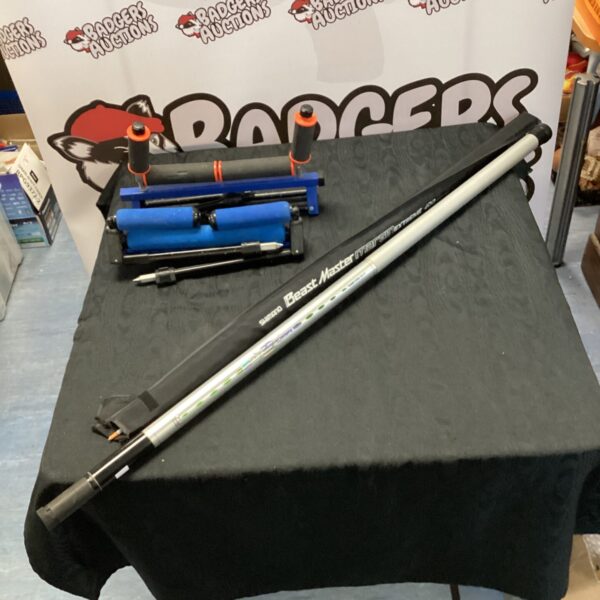 7-metre telescopic fishing pole with rollers for smooth line control.