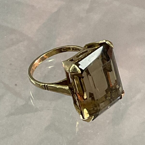Vintage 9ct gold ring with a large smokey quartz stone.
