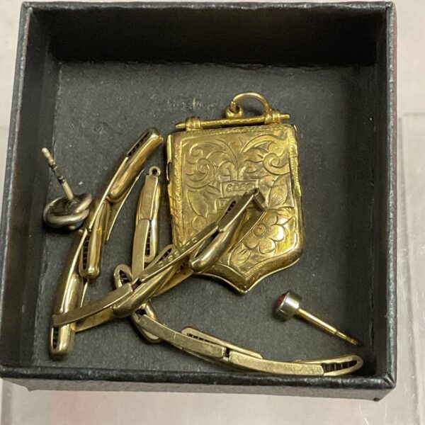 Vintage 9ct gold pendant for scrap or restoration.