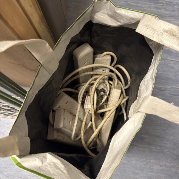 Mixed lot of extension lead sockets and cables.