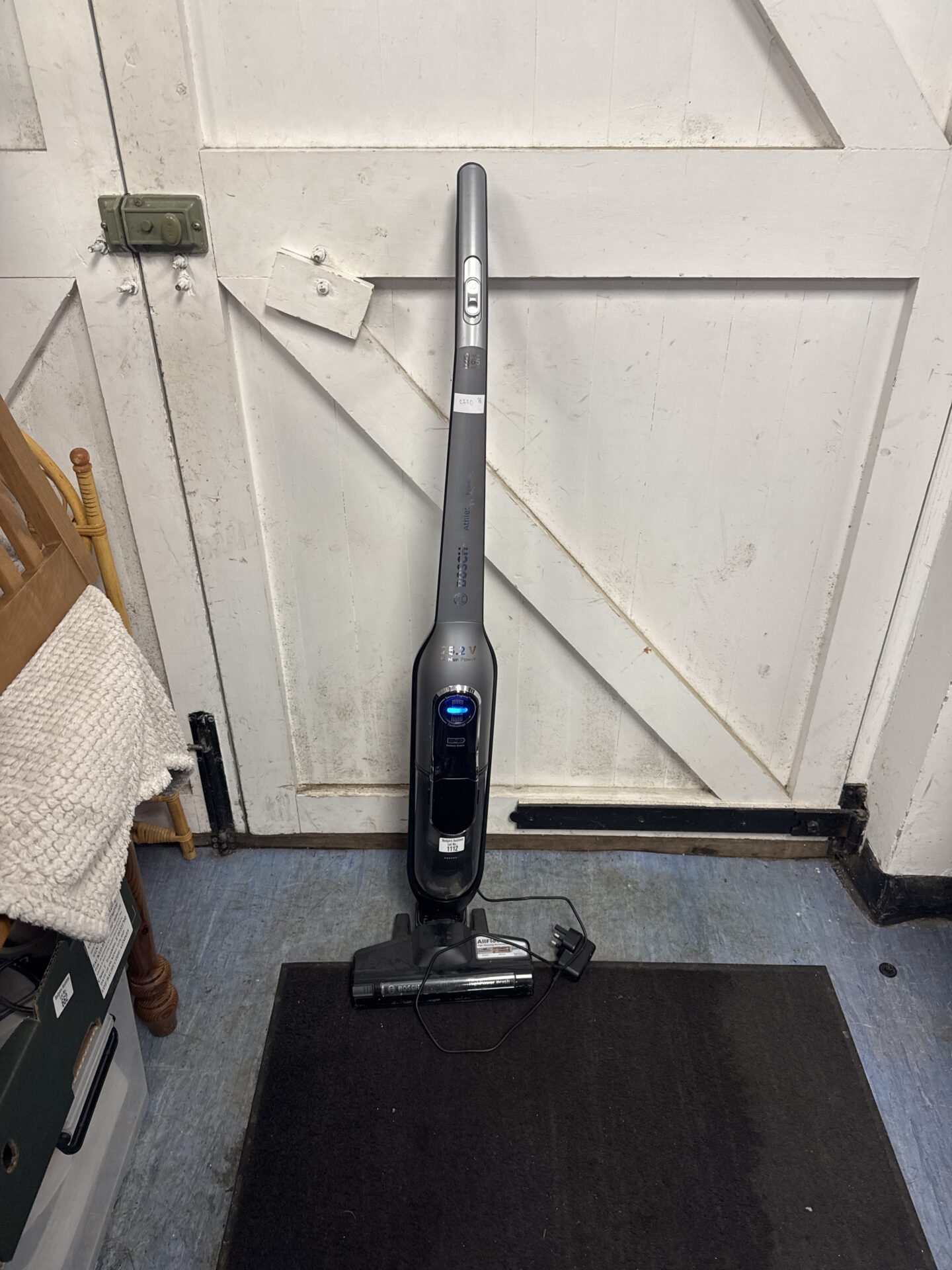 1112 Bosch allfloor cordless hoover – battery light flashing, untested