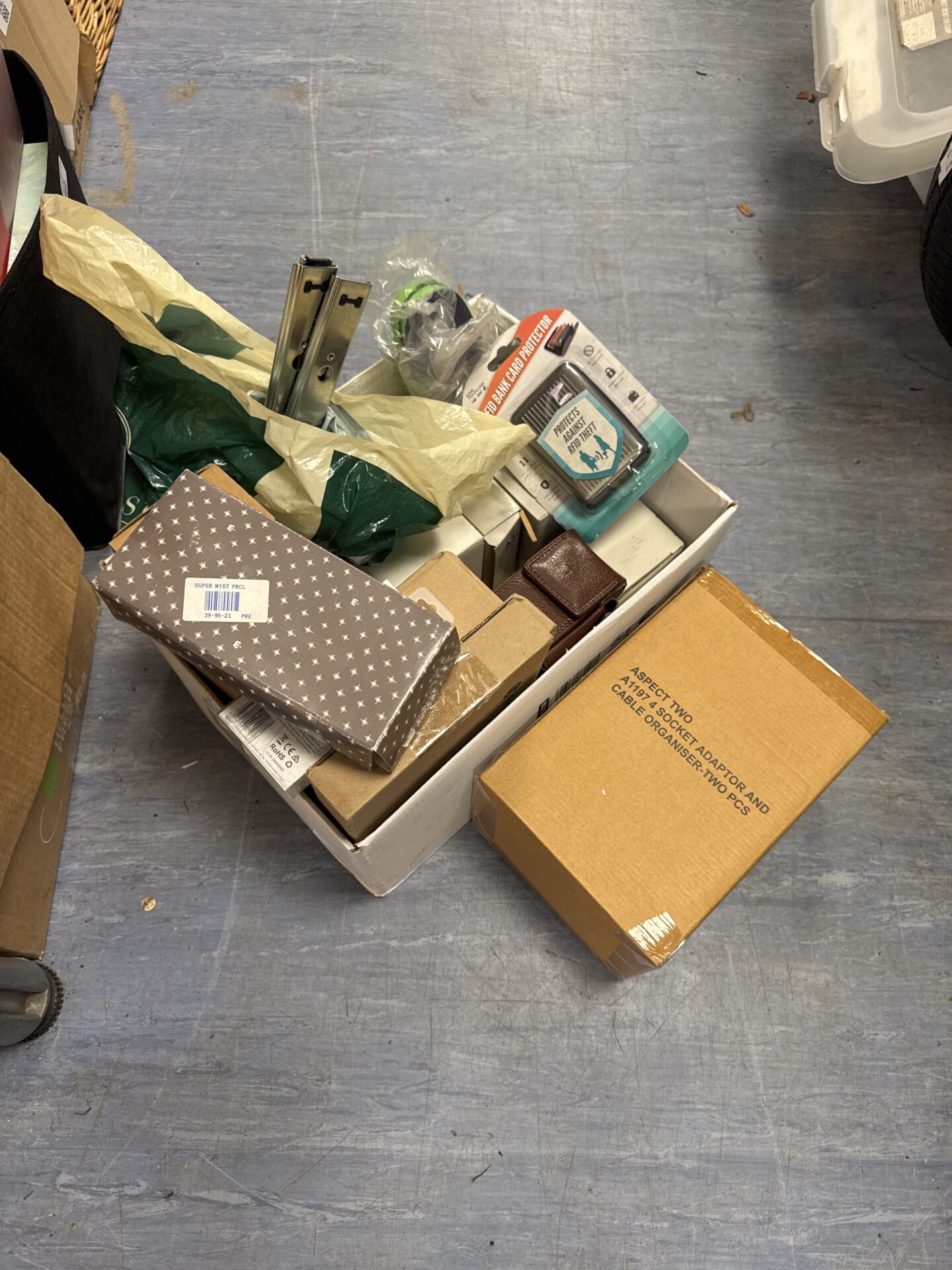 1122 Box of assorted house clearance items