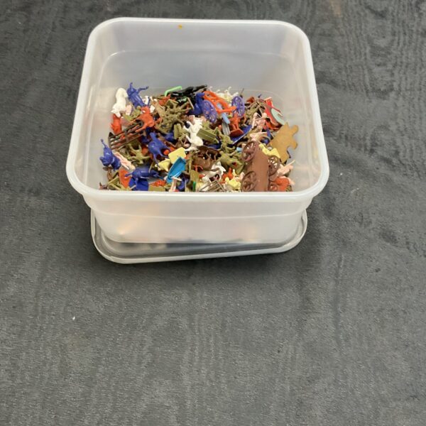 Mixed lot of miniature farm and army figures for collectors.