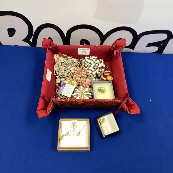 Mixed lot of vintage and costume jewellery pieces.