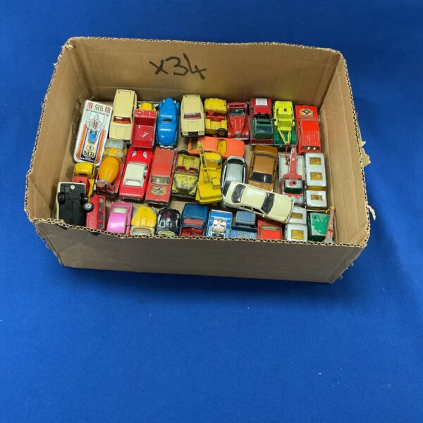 Mixed lot of vintage and modern diecast model cars.