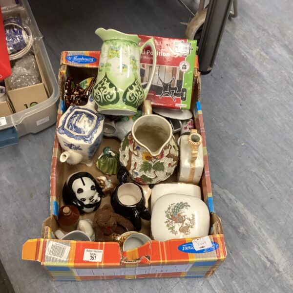 Mixed lot of vintage decorative jugs and ceramic items.