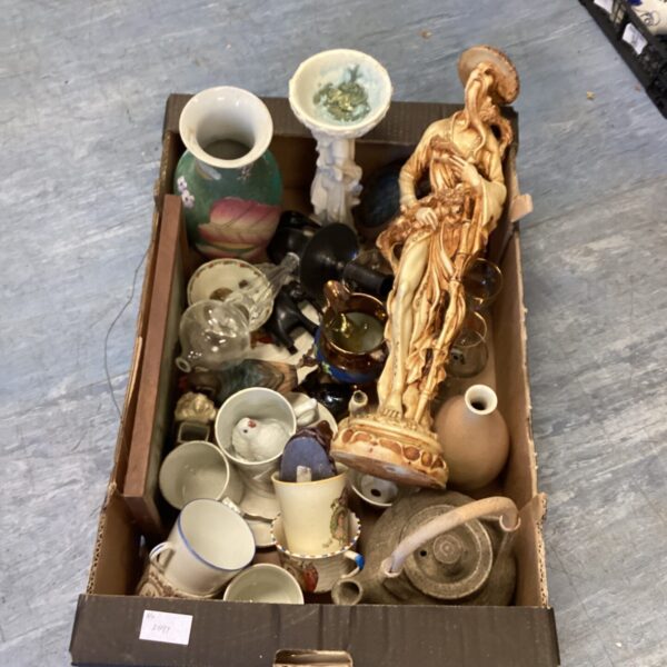 Mixed lot of vintage ornaments and glassware for collectors.