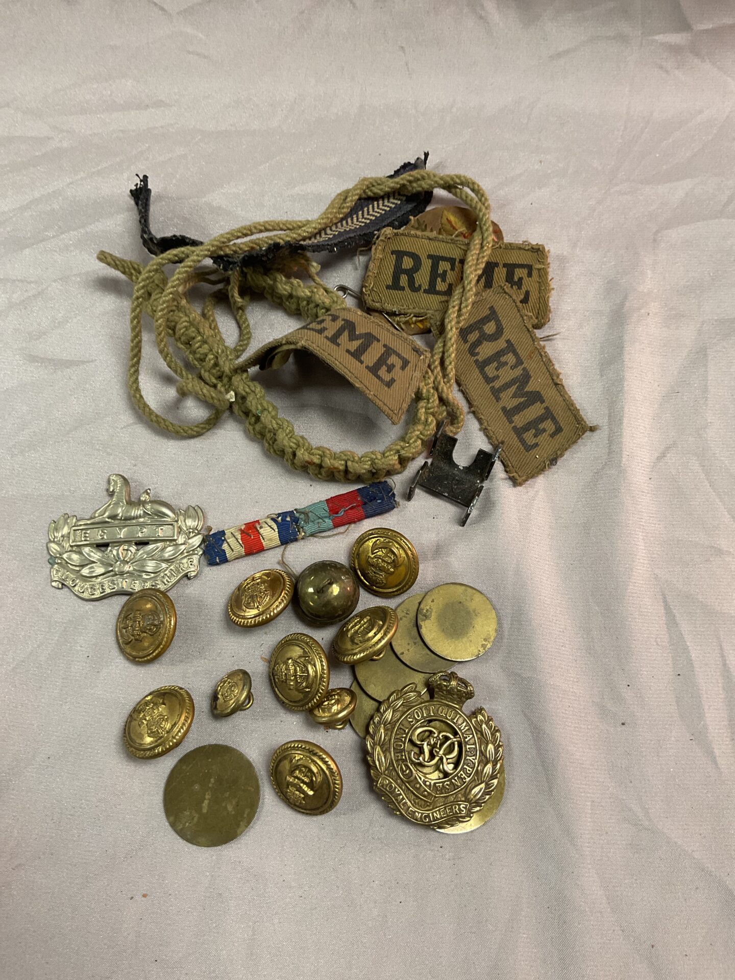 919 Collection of ww2 British military badges and buttons