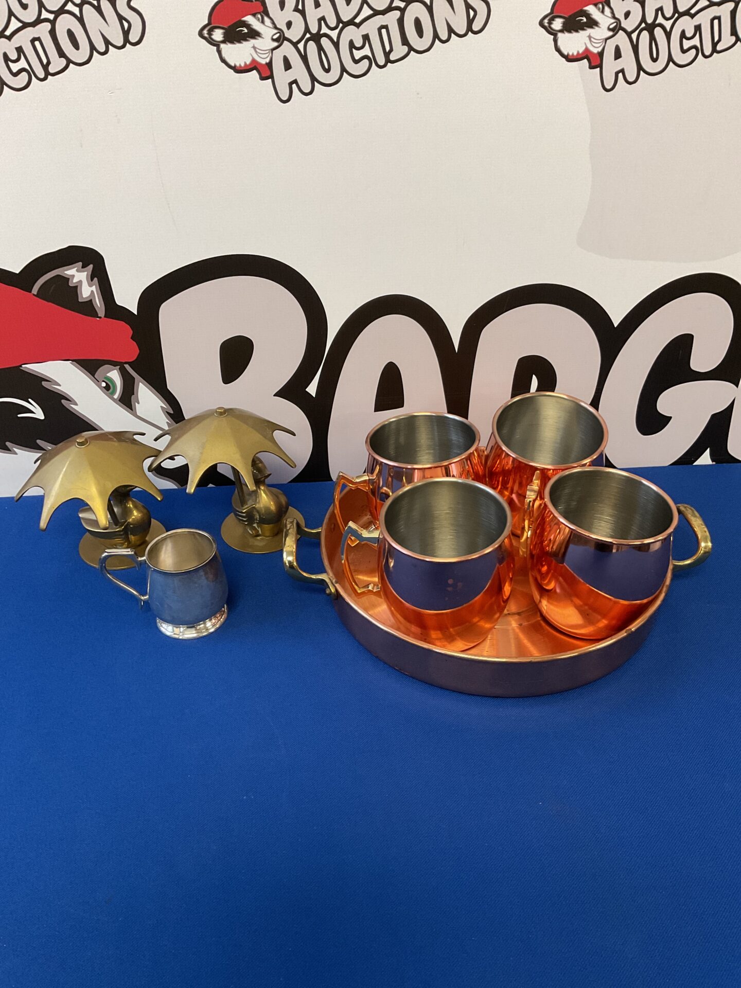 055 Copper tray with brass brass ducks & Moscow mule mugs
