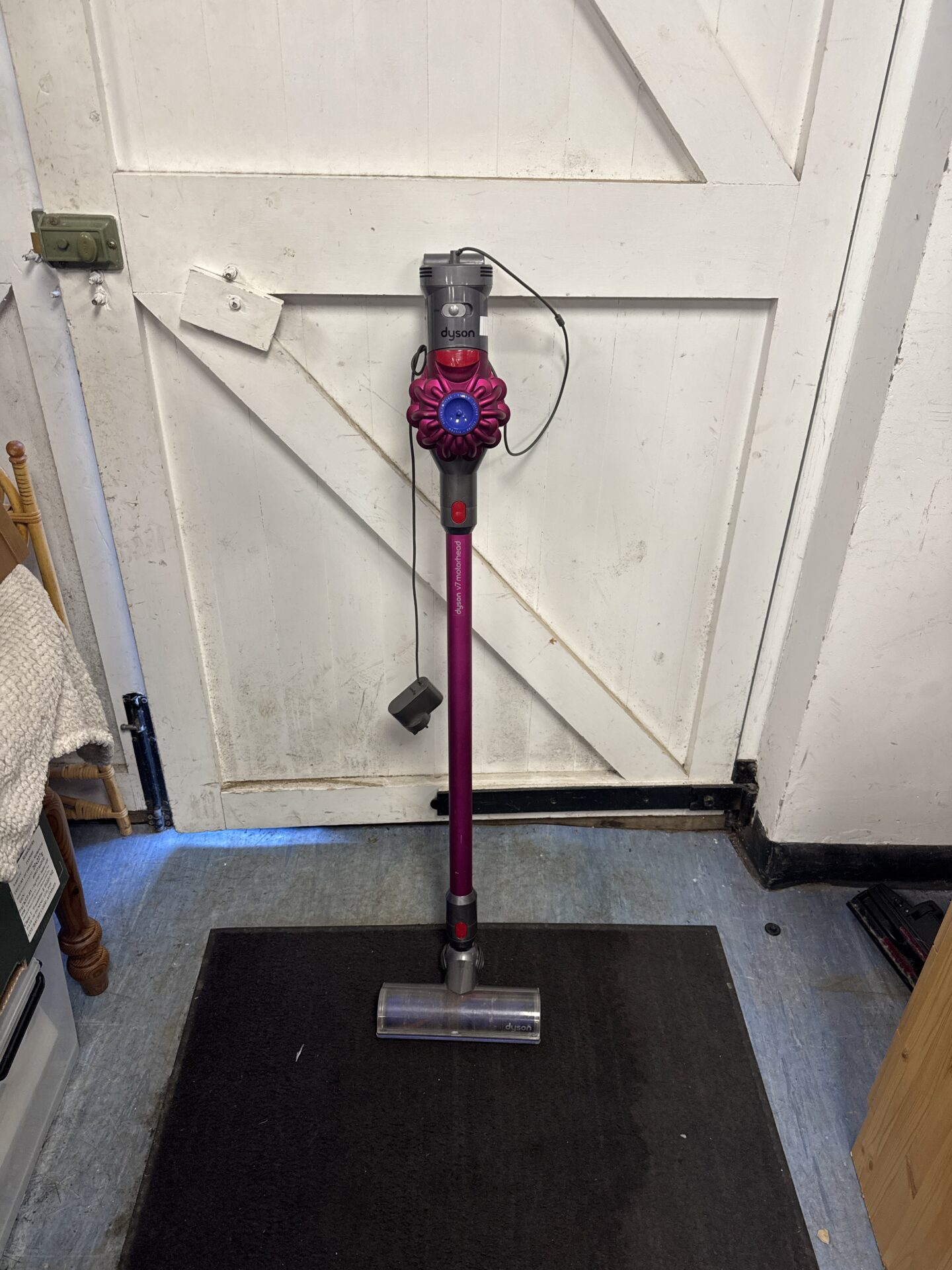 1104 Dyson v7 Motörhead cordless hoover – untested, battery light flashing
