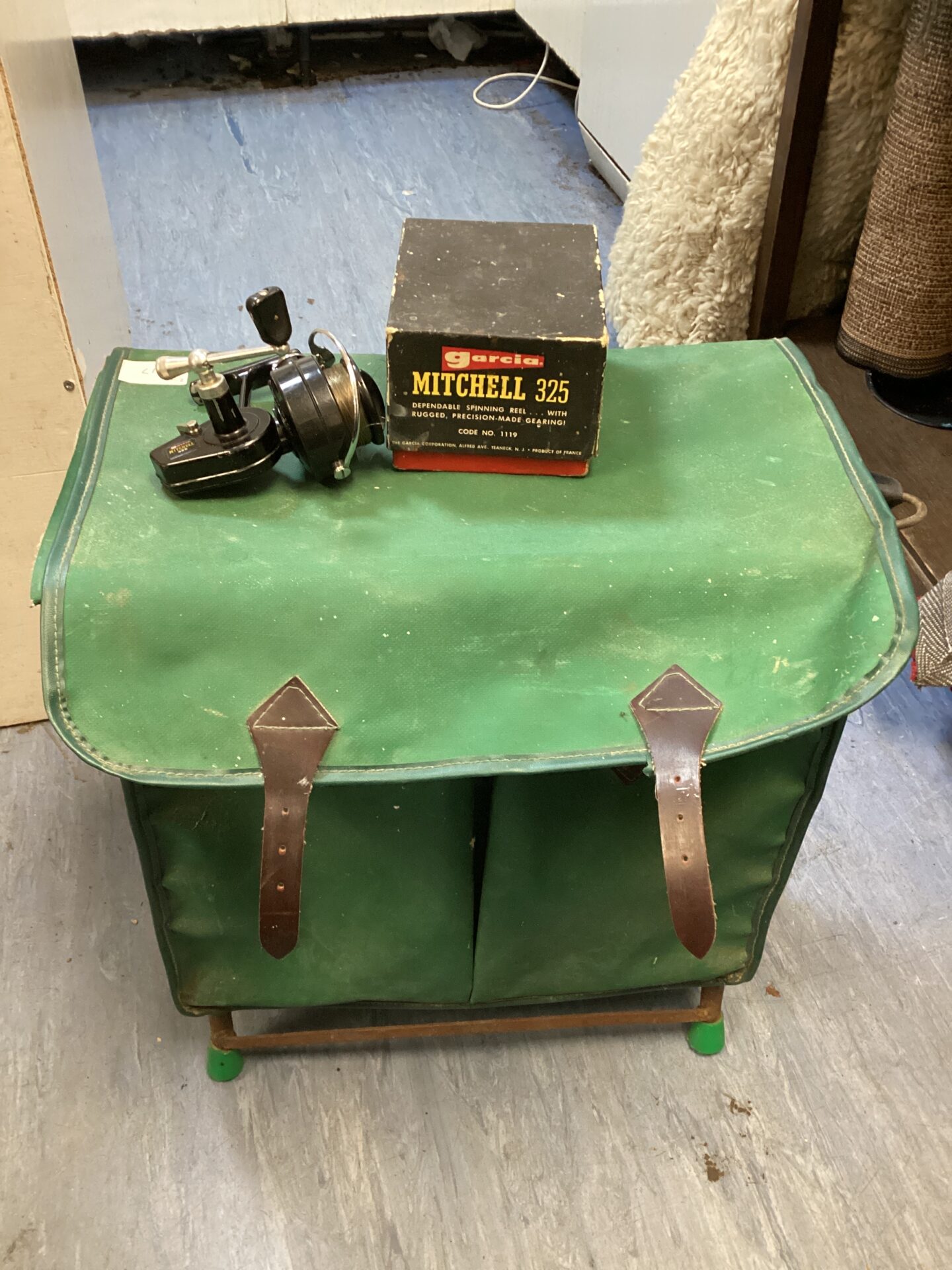 565 Green seated fishing tackle box with Garcia Mitchell 325