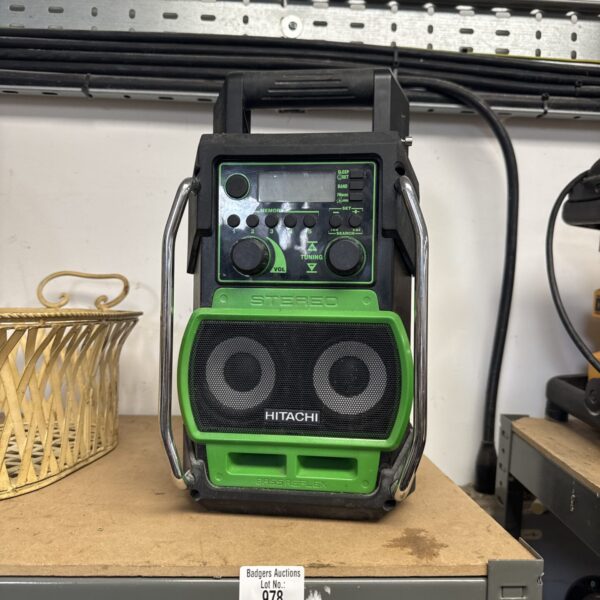 Hitachi UR18DSL site radio, cordless jobsite radio