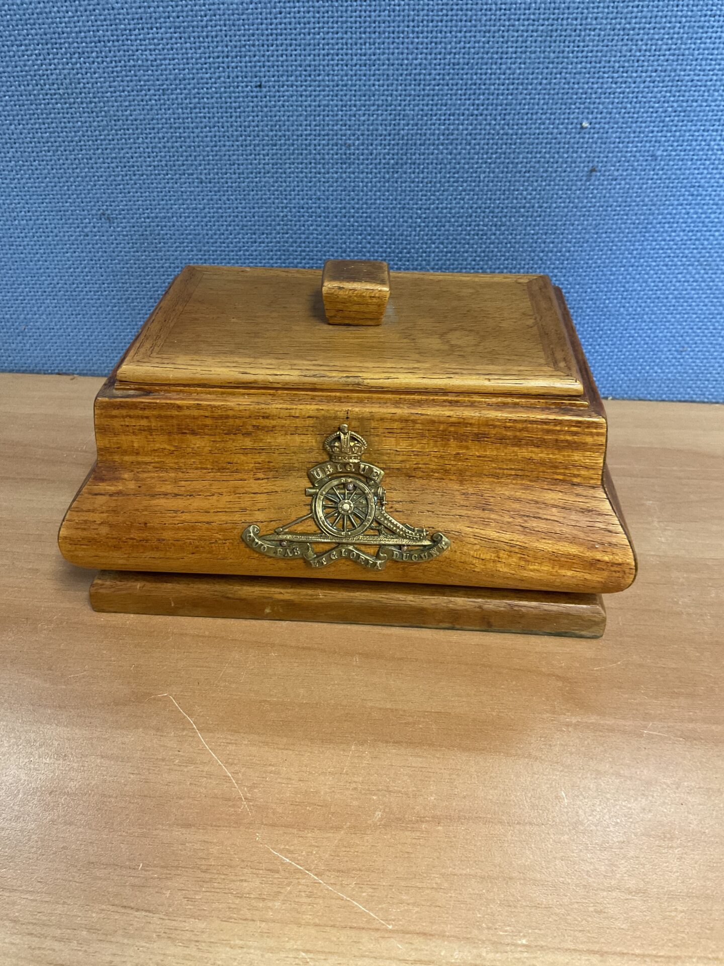 806 Ww2 Royal Artillery cigarette box with contents