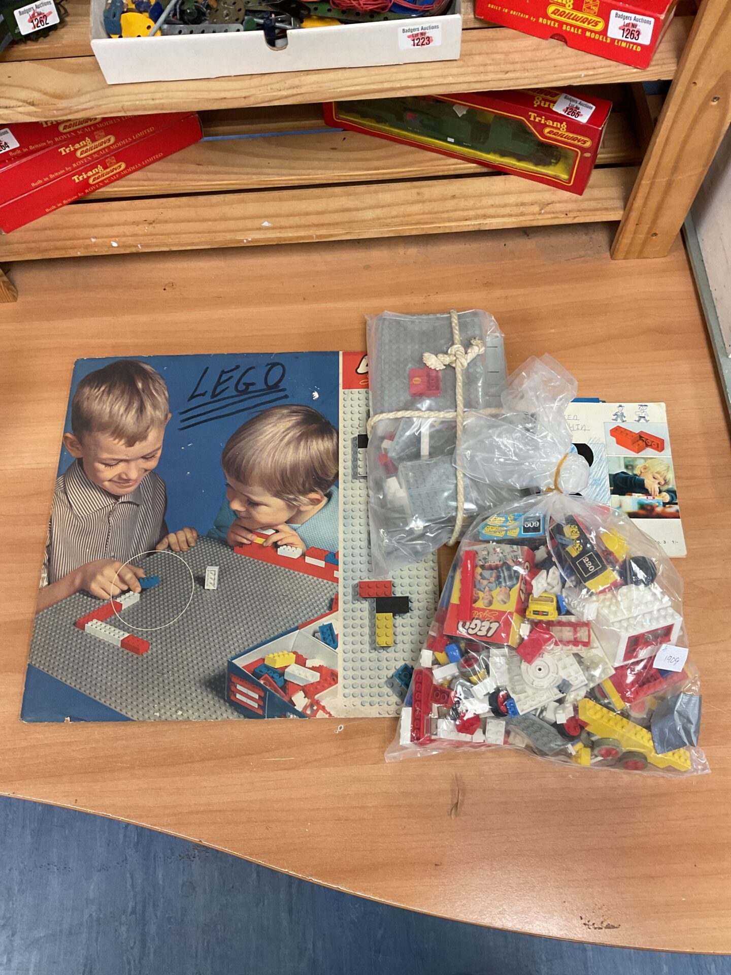 347 Vintage lego including base board & shell petrol station