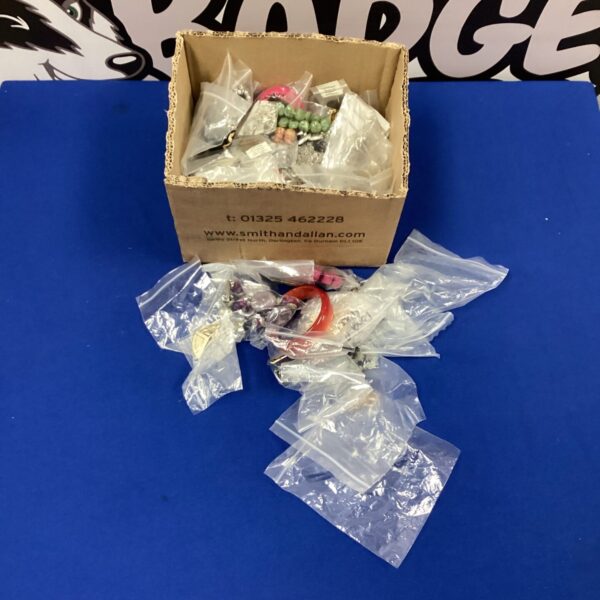 Assorted costume jewellery lot in a plastic bag.