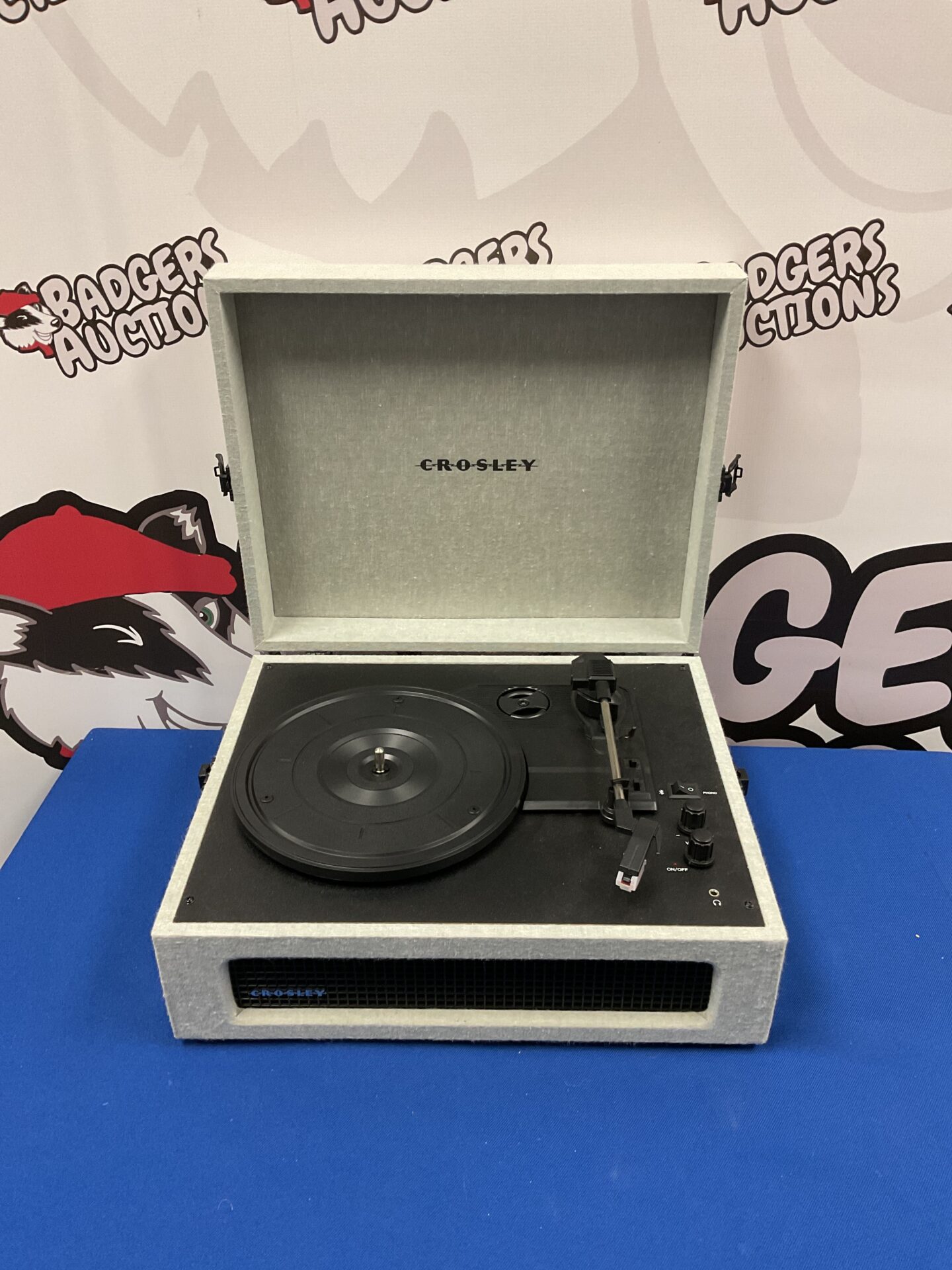 104 Retro style crosley record player (needs power cable)