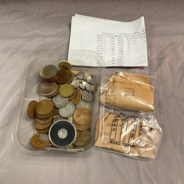 Mixed coin lot featuring British farthing coins and vintage currency.