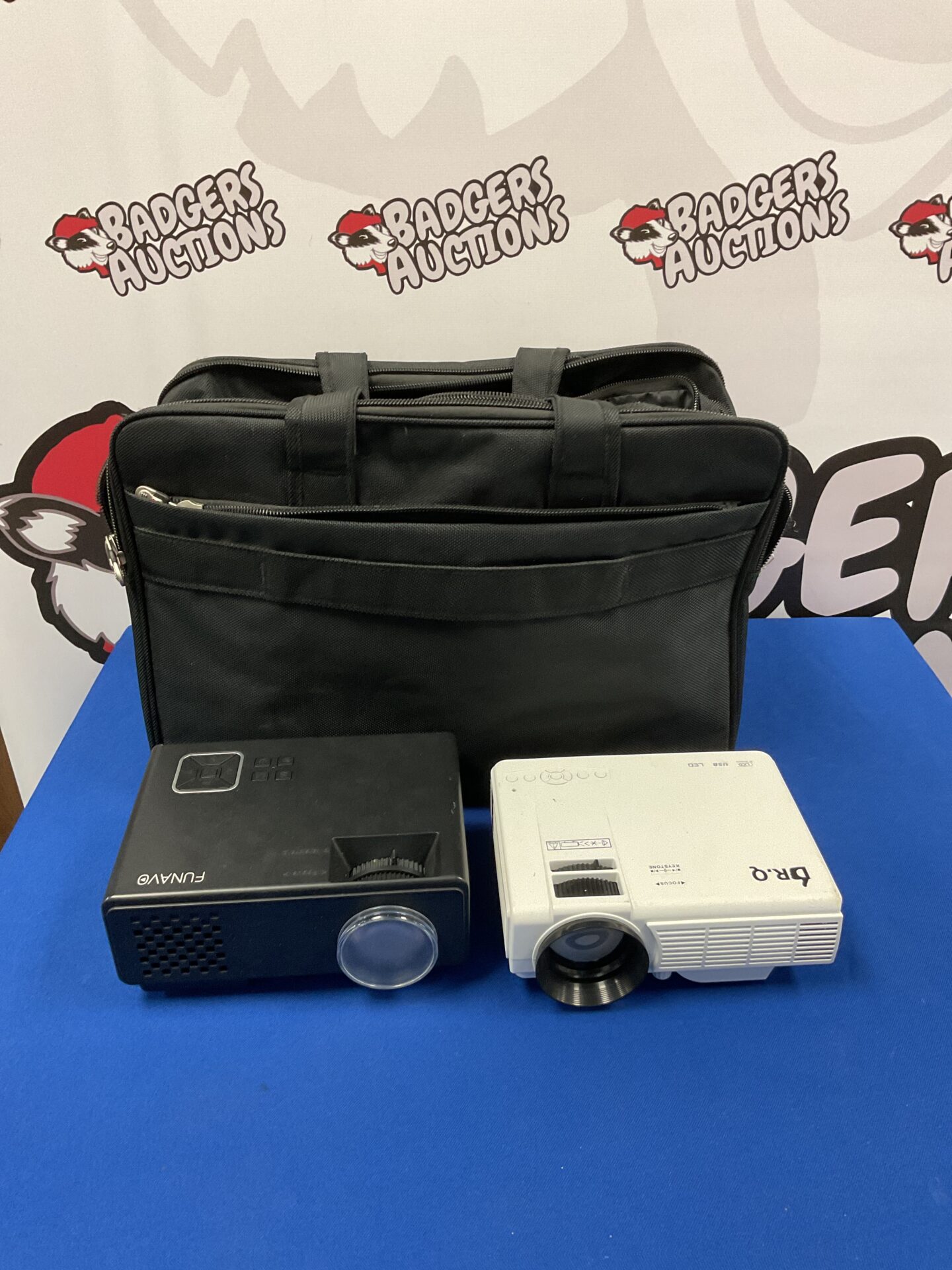 136 Two hdmi projectors including funav & dr.q with cables