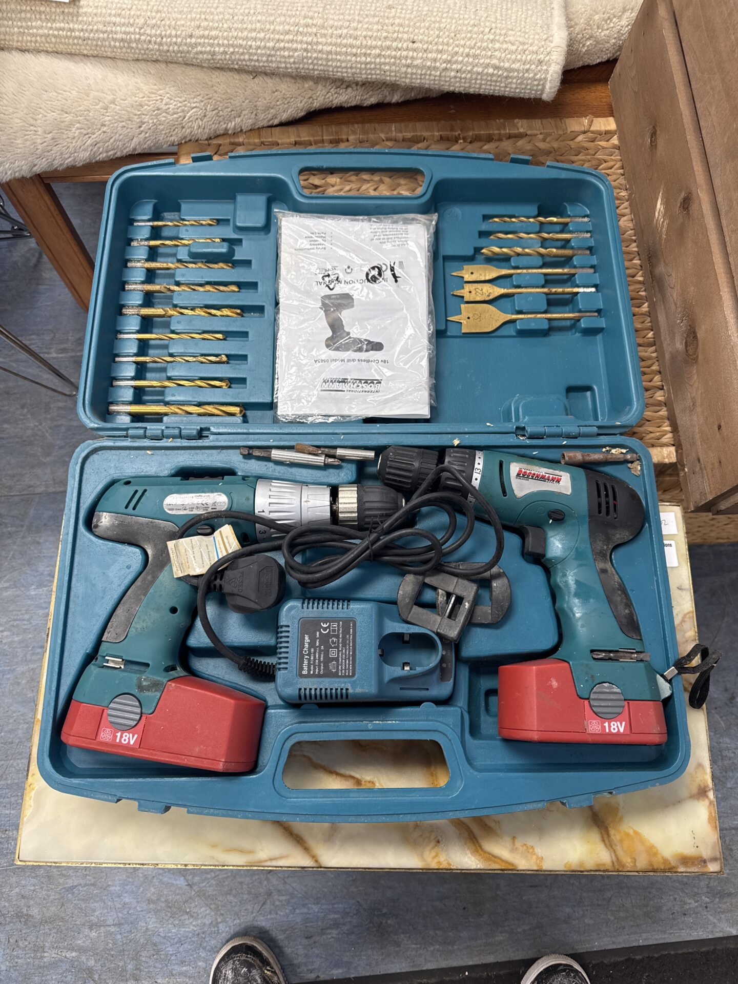 1001 Boschmann cordless drill set with accessories – untested, batteries flat