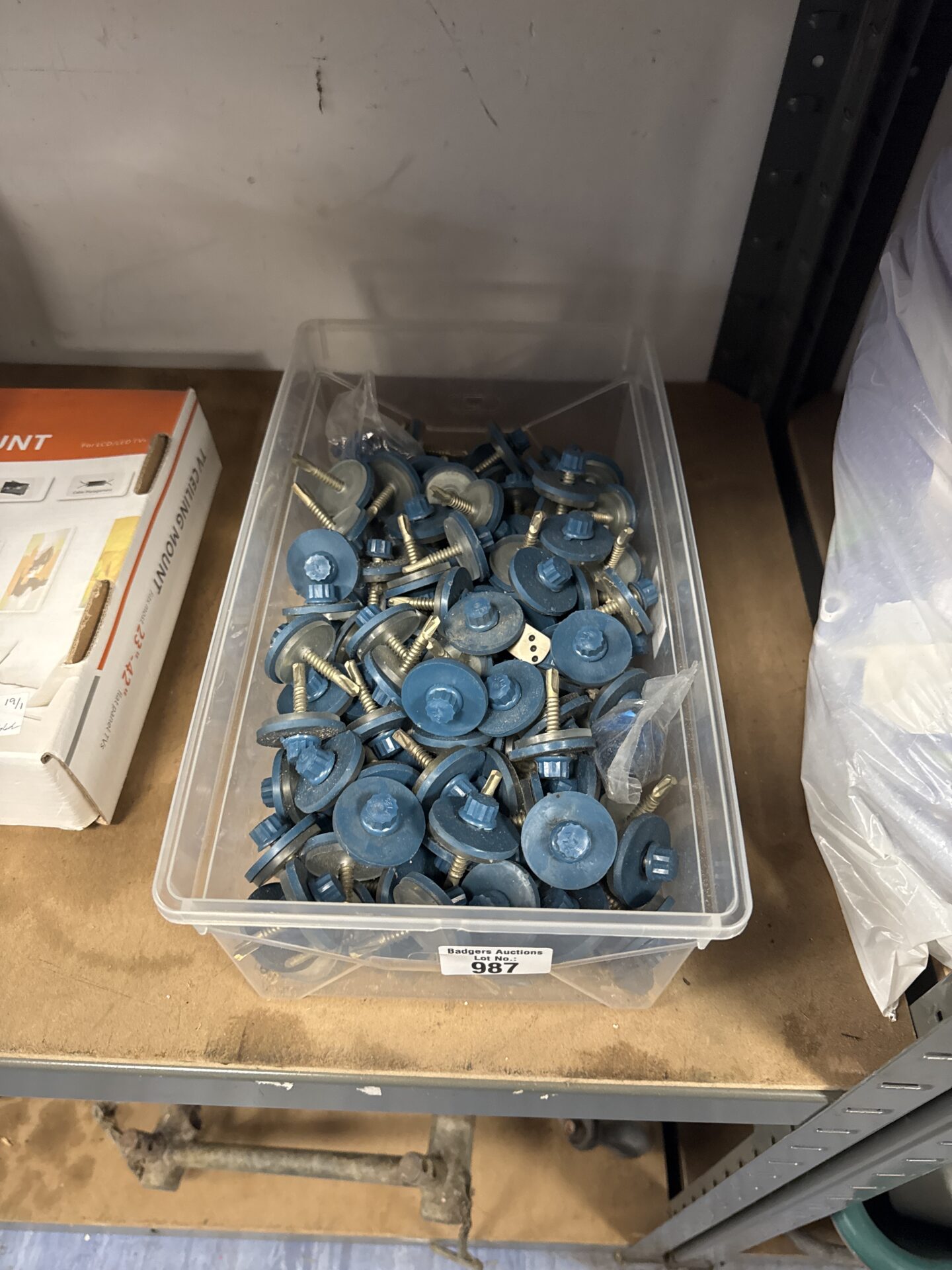 987 Quantity of roofing bolts
