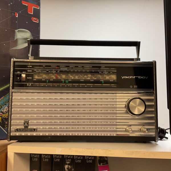 Vintage Grundig Yachtboy radio in good condition.