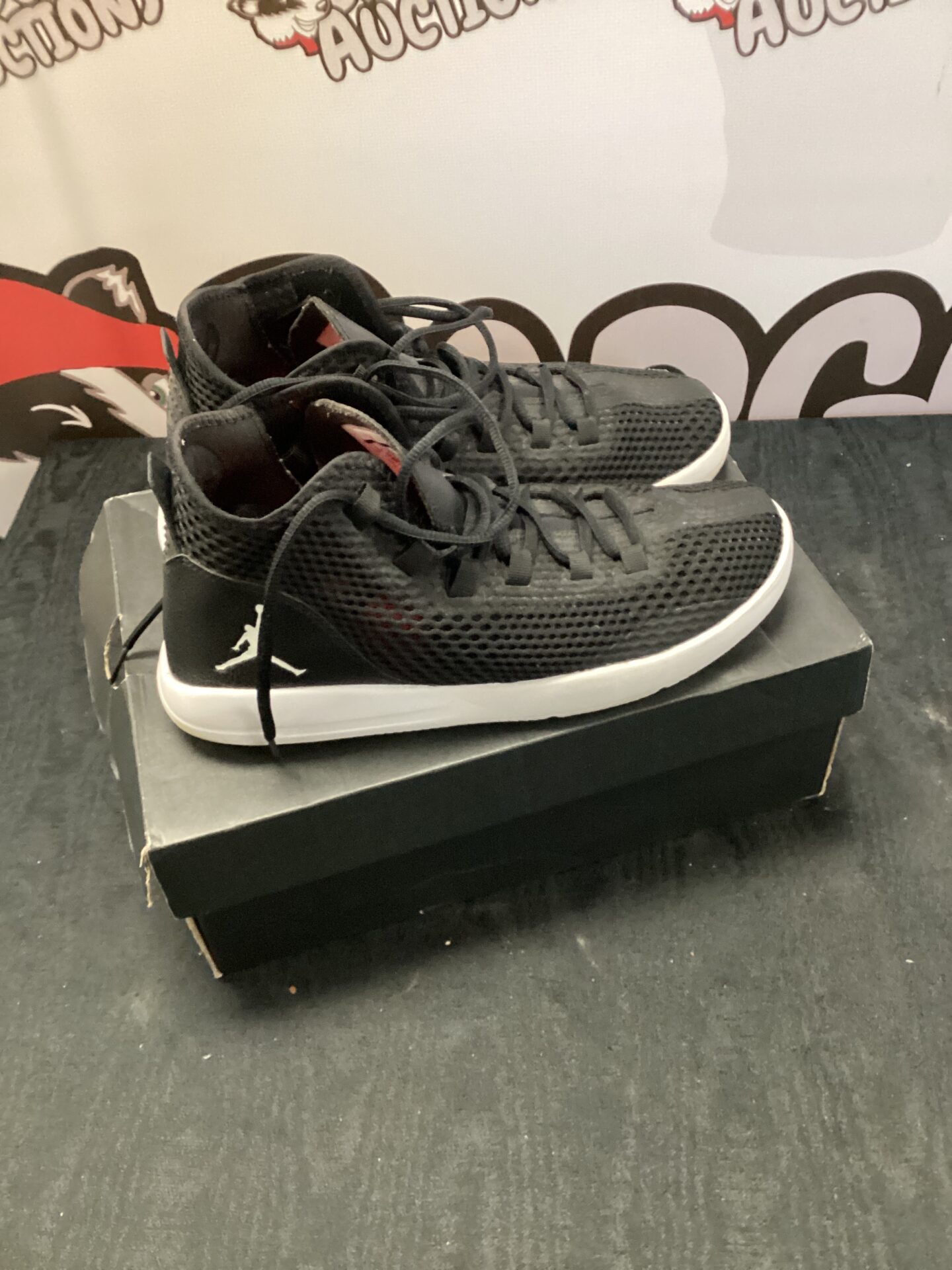 524 Pair of size 8 nike jordan trainers