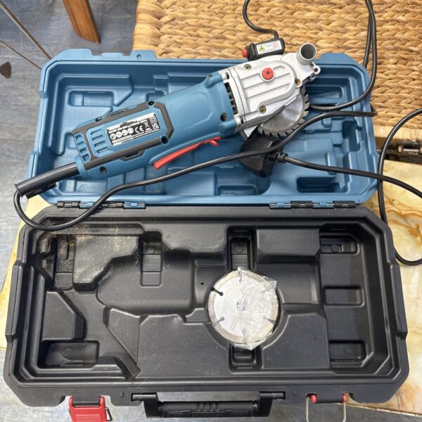Erbauer emcs650 disc cutter in original carrying case.