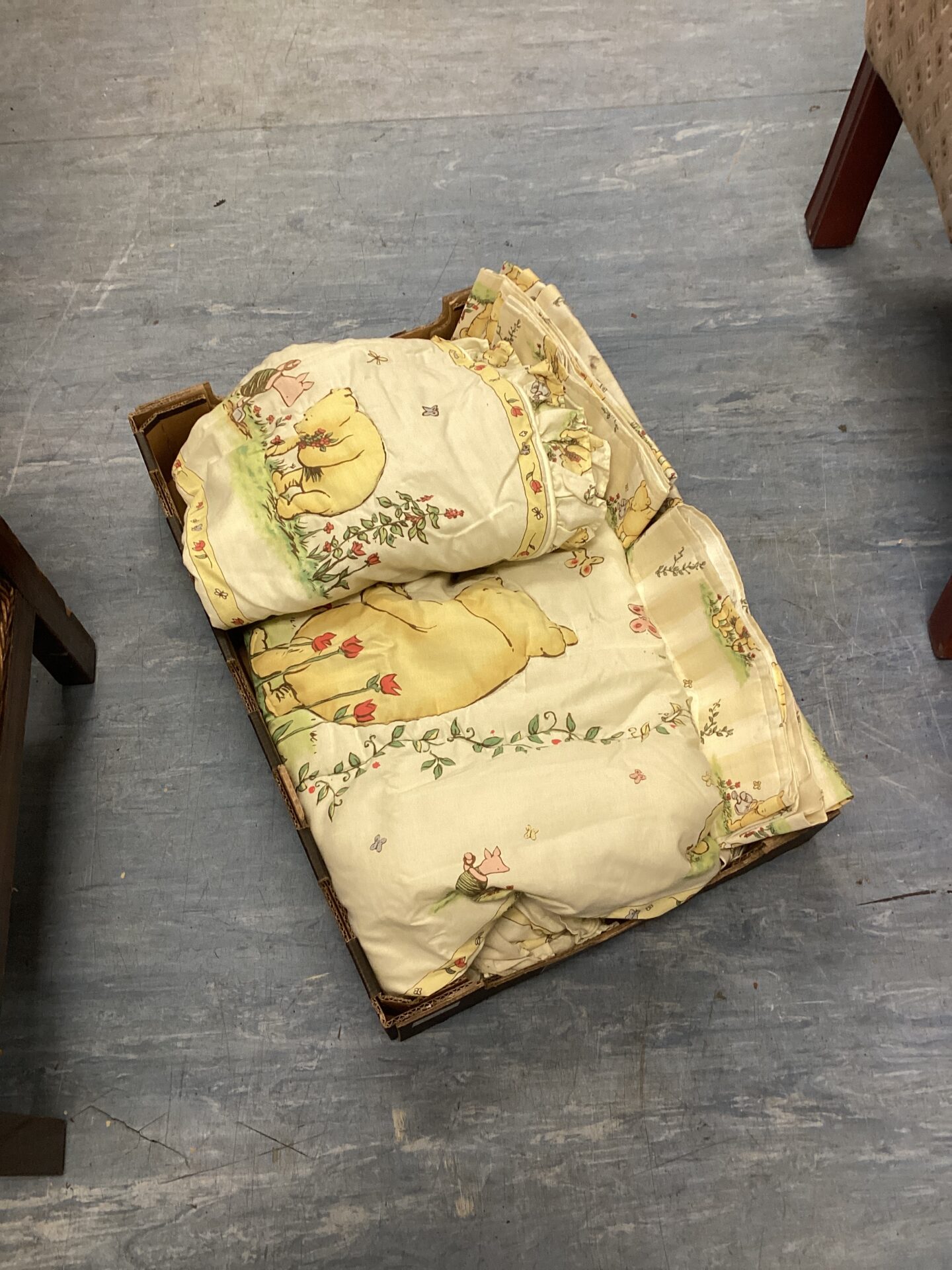 553 disney Winnie the pooh cot bumper set with quilted duvet & curtains