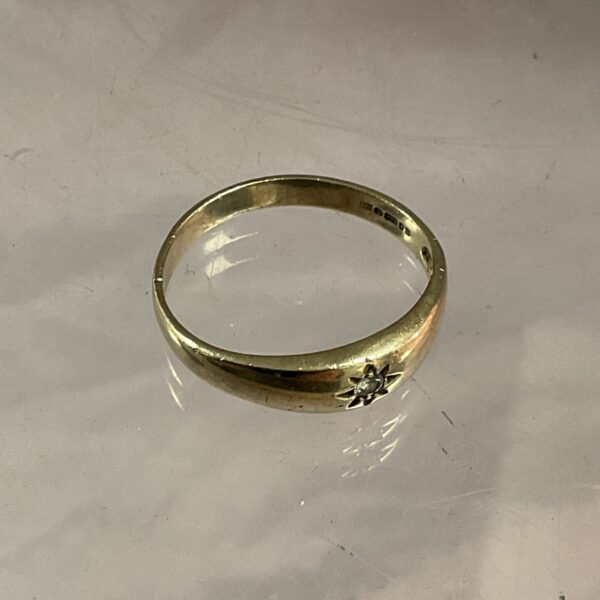 Elegant 9ct gold ring with a white cubic zirconia stone.