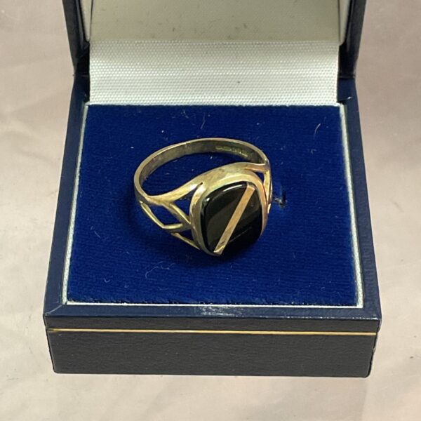 Elegant 9ct gold ring with a black onyx stone.