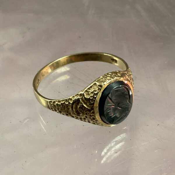 Vintage 9ct gold ring with centurion head intaglio carving.