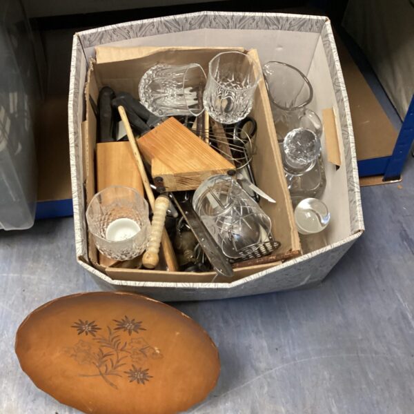 Mixed kitchenware lot with glass tumblers and knife block.