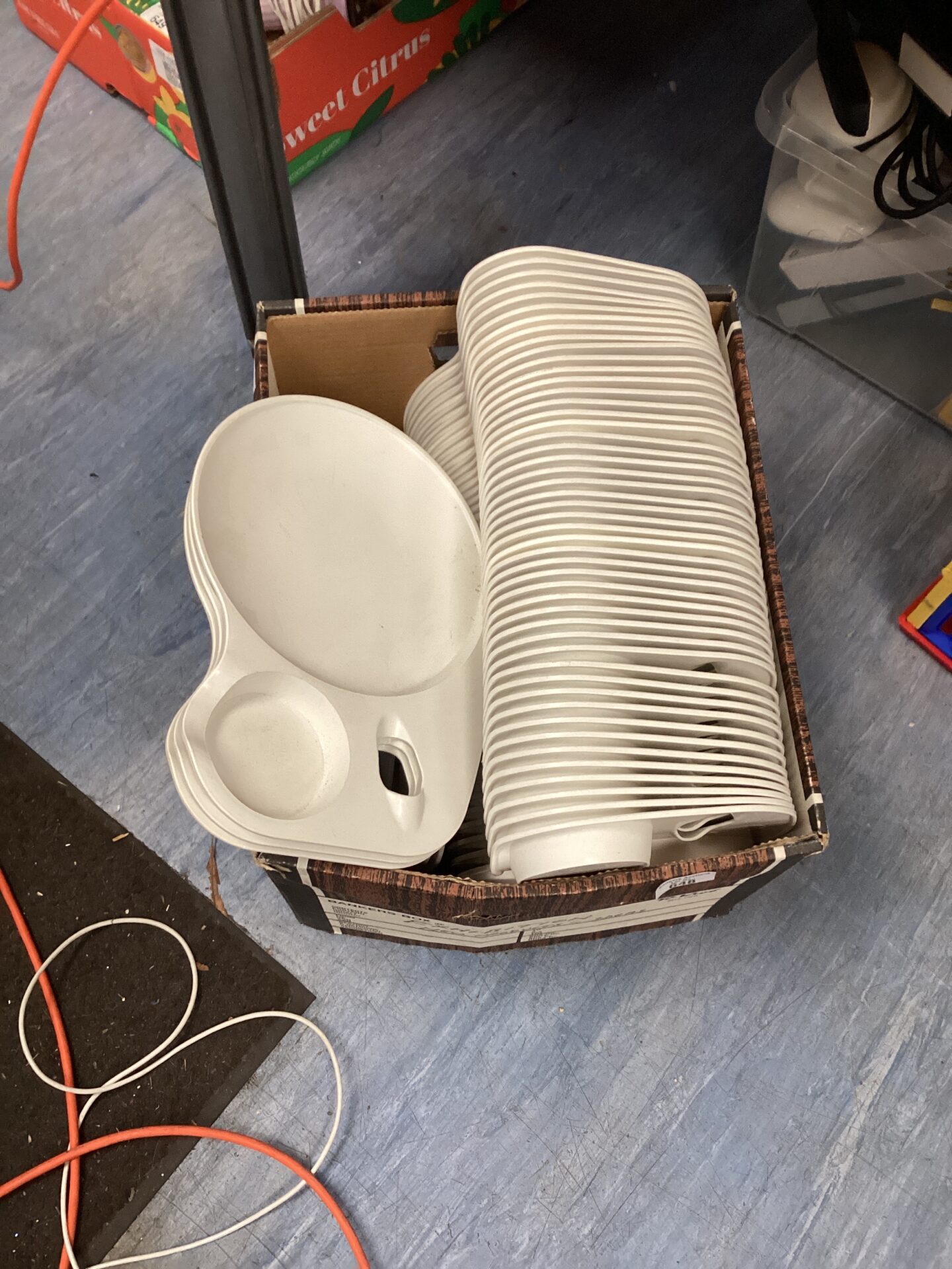648 Large quantity of Party plastic plates