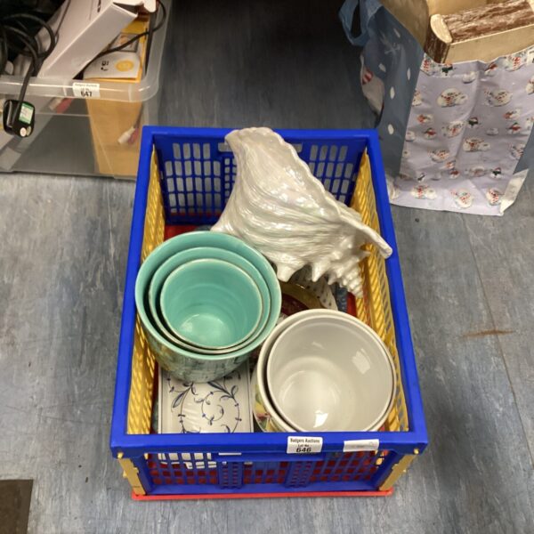 Mixed lot of ceramic flower pots and a decorative shell.