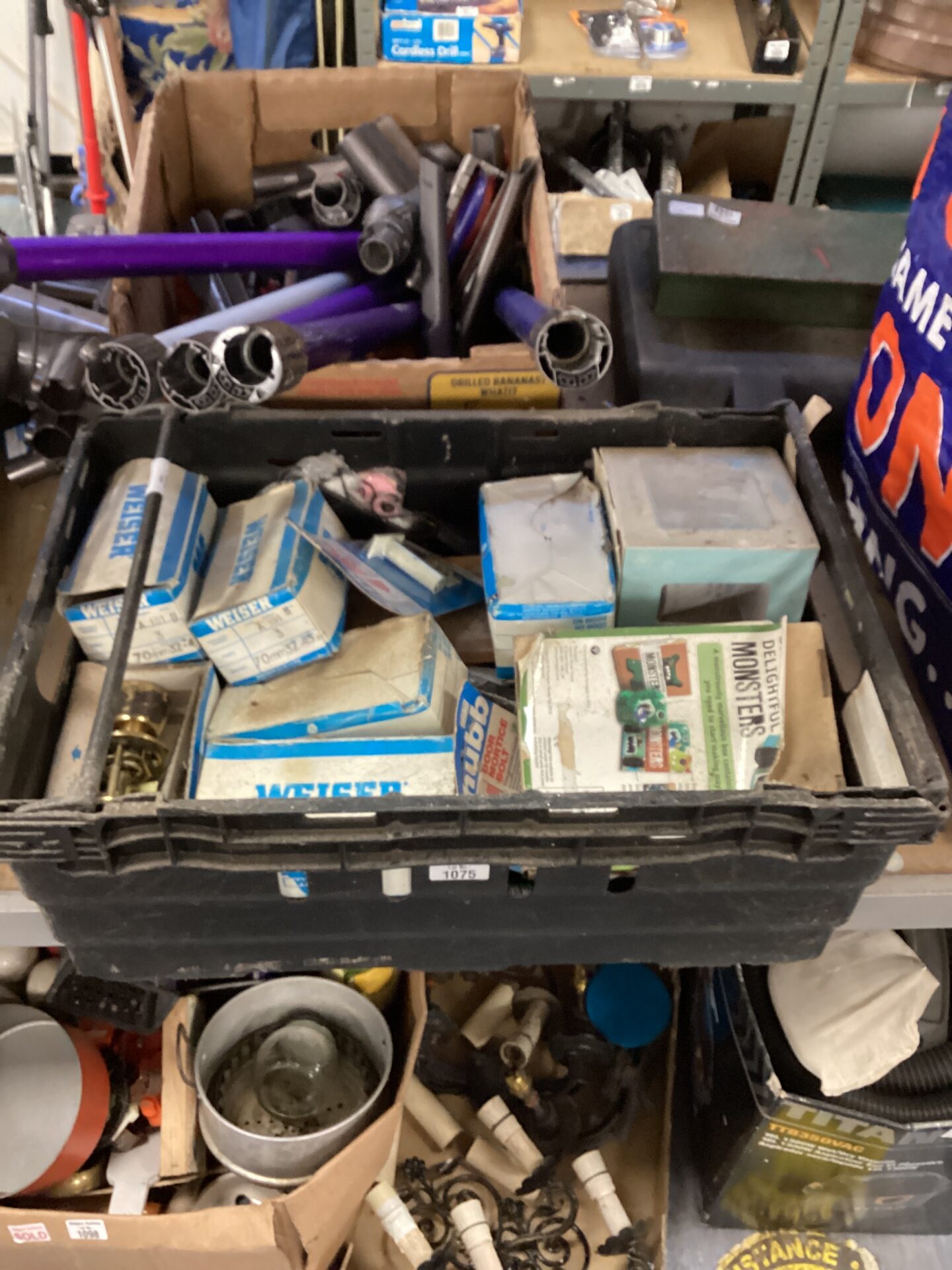 1075 Box ofdoor handles and latches