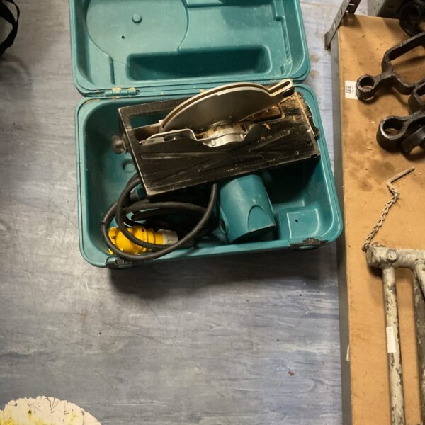 Vintage Makita 110v circular saw in its original carrying case.