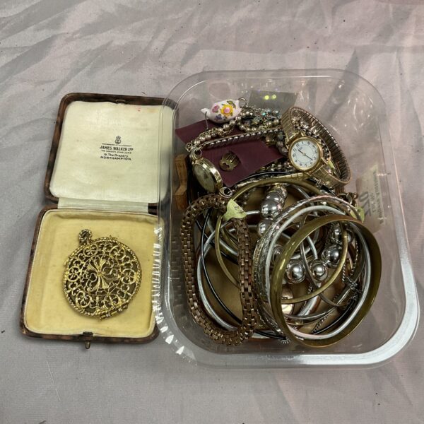 Tray of mixed vintage jewellery and watches.