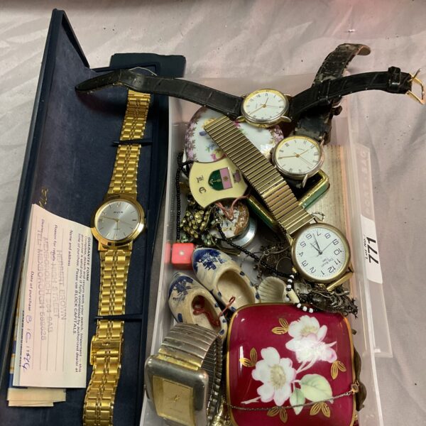 Mixed lot of vintage jewellery and watches for collectors.